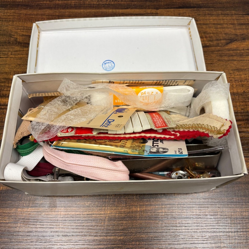 Vintage Sewing Notions Lot Singer Dritz Needles Zippers Iron‎ On Patches Tracing